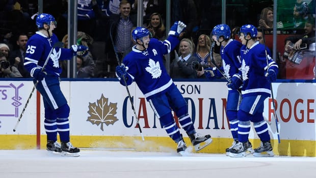 maple-leafs-celebrate-goal-nhl-1300.jpg